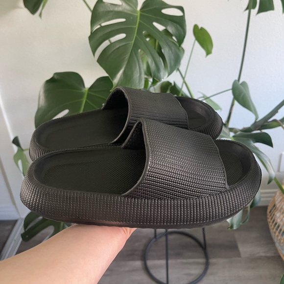 Black Cloud Slides NWOT - Picture 3 of 4